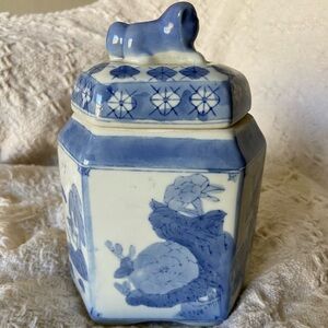 Vintage Chinese Tea Caddy, ginger caddy,  Blue and White Floral Landscape